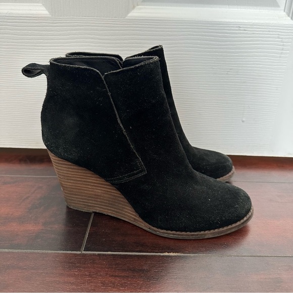 Size 7 Lucky Brand Leather Yoniana Black Pull On Wedge Ankle Boots Booties Shoes - Picture 3 of 7